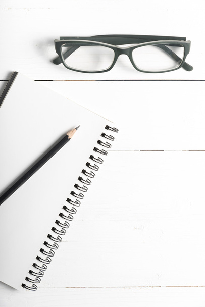 pencil and notepad with eyeglasses - Фото, изображение
