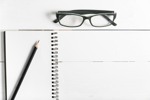 карандаш и блокнот с очками
 - Фото, изображение
