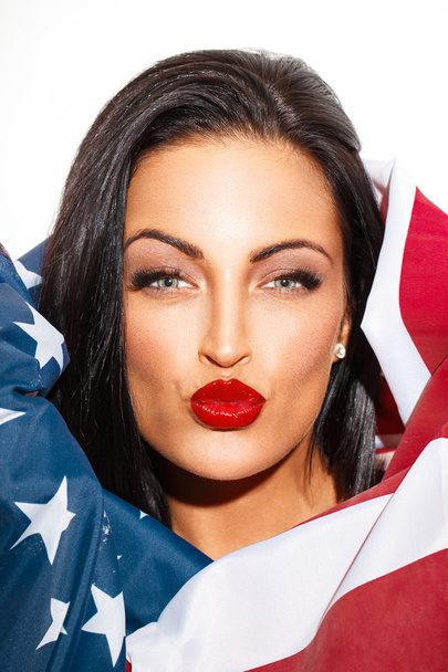 Sexy mujer retrato cubierta con bandera de EE.UU.
 - Foto, imagen