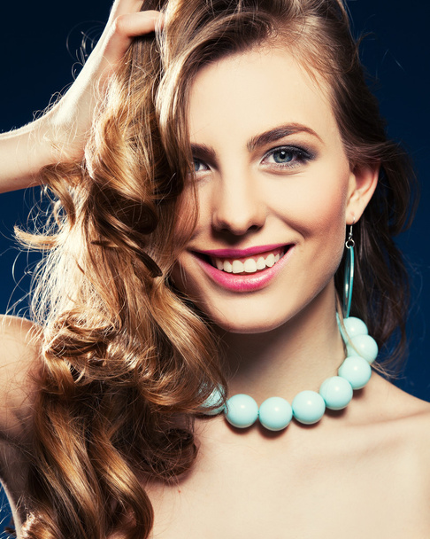 mulher bonita com longos cabelos castanhos encaracolados
 - Foto, Imagem