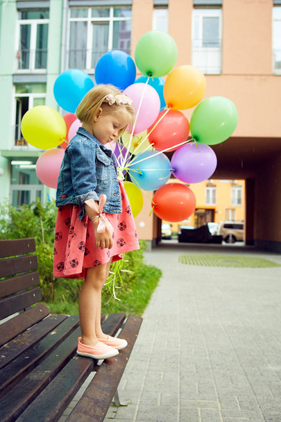 happy little girl outdoors with balloons - Foto, afbeelding