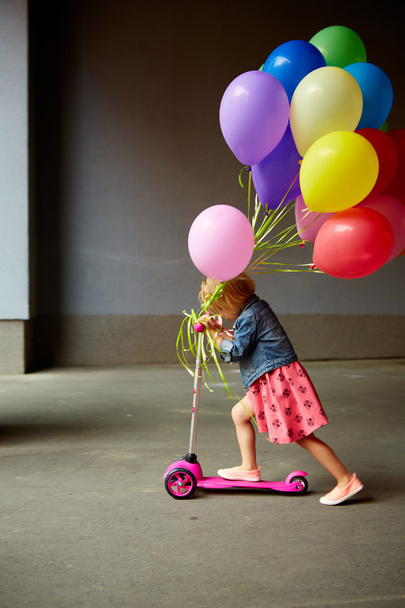 happy little girl outdoors with balloons - Fotoğraf, Görsel