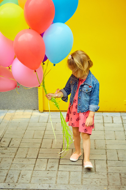 onnellinen pieni tyttö ulkona ilmapalloja
 - Valokuva, kuva