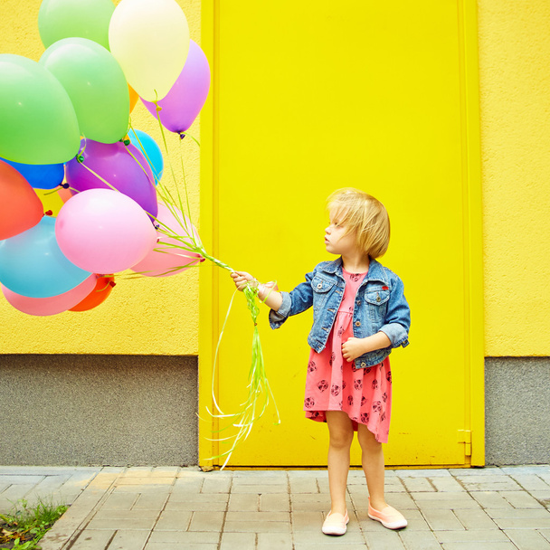 happy little girl outdoors with balloons - Foto, Imagem