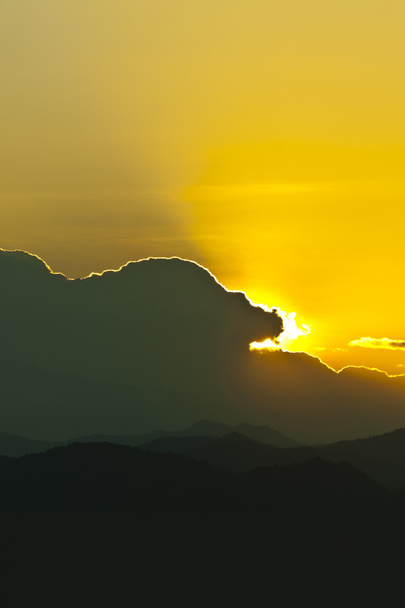 Auringonlasku vuorten takana
 - Valokuva, kuva