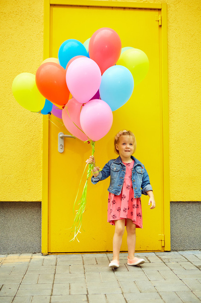 happy little girl outdoors with balloons - Foto, Imagen