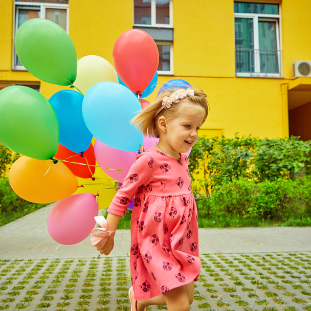 heureuse petite fille en plein air avec des ballons
 - Photo, image