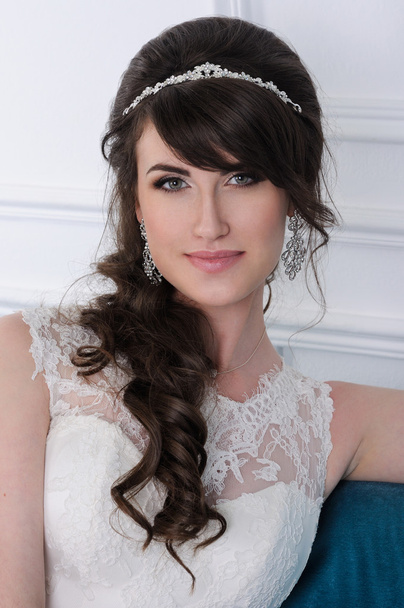 Portret van mooie bruid. Trouwjurk. Bruiloft accessoires - Foto, afbeelding