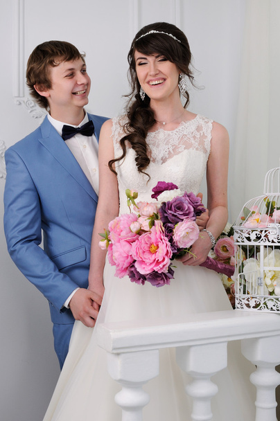 Πορτρέτο του το όμορφο ζευγάρι. Γαμήλιο φόρεμα. Αξεσουάρ γάμου - Φωτογραφία, εικόνα