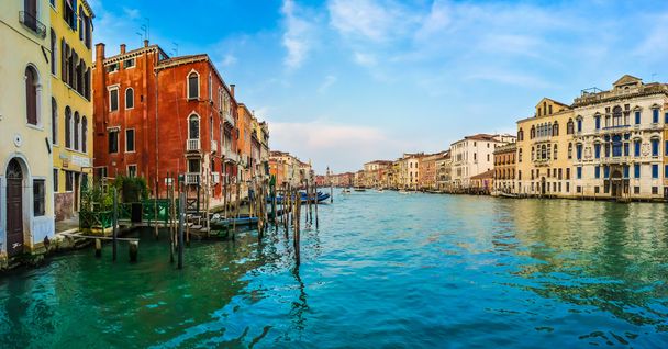Famoso Canal Grande con casas coloridas en Venecia, Italia
 - Foto, Imagen