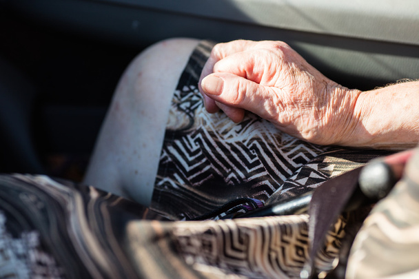 стара жінка носила на машині
 - Фото, зображення