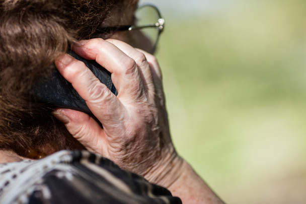 Stara kobieta z telefonu komórkowego - Zdjęcie, obraz