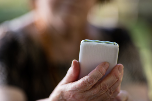 пожилая женщина со смартфоном
 - Фото, изображение
