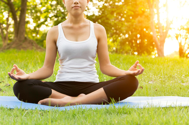 donna era yoga meditazione nel parco a eveing
 - Foto, immagini