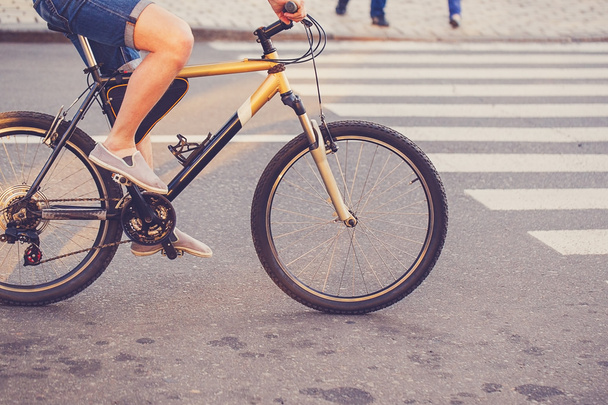 Человек на велосипеде на дороге
 - Фото, изображение