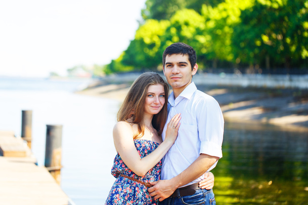 Junger Mann und Frau stehen zusammen auf Pier - Foto, Bild