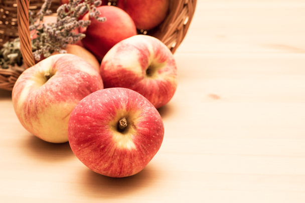 Pommes mûres rouges sortant du panier
 - Photo, image