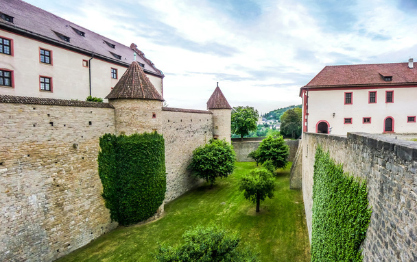 Mura storiche della famosa fortezza Marienberg a Wurzburg, Baviera, Germania
 - Foto, immagini