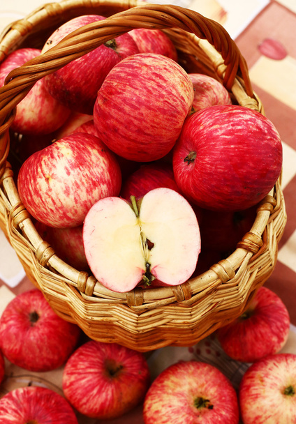 manzanas rojas maduras frescas cortadas en cesta sobre la mesa
 - Foto, Imagen