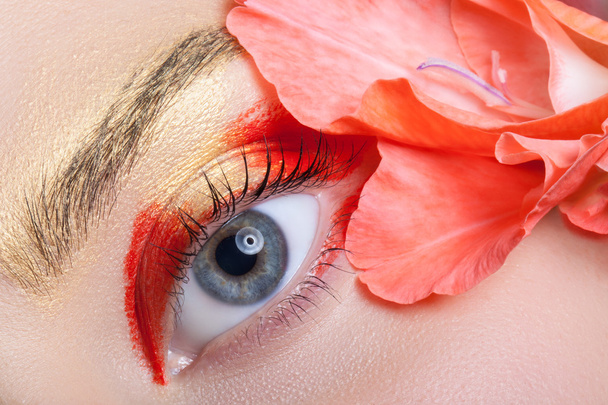 Красивий макіяж очей і квіти
. - Фото, зображення
