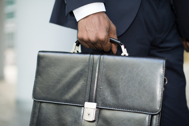 Businessman holding his briefcase - Foto, afbeelding