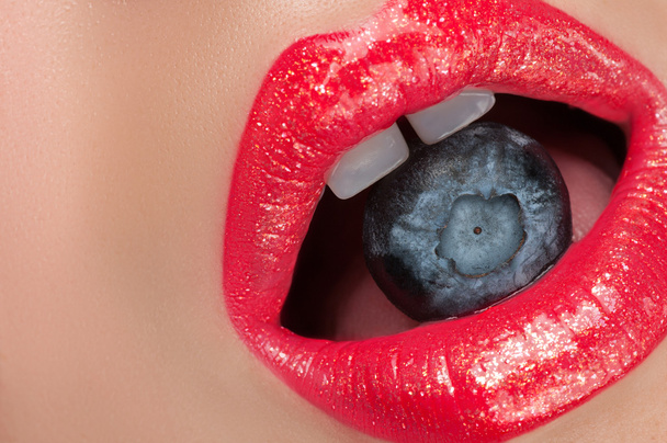 Rote Lippen mit Beeren - Foto, Bild