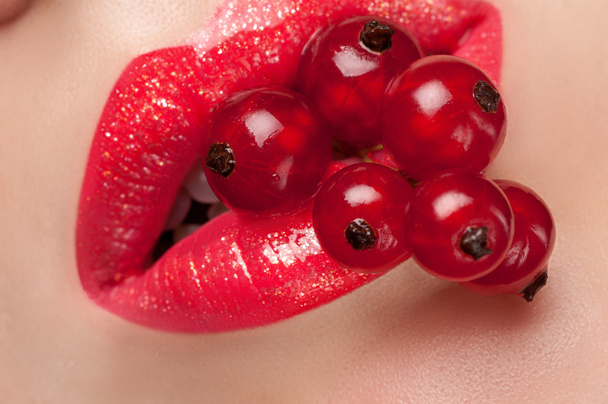 Красные губы с красной смородиной
. - Фото, изображение