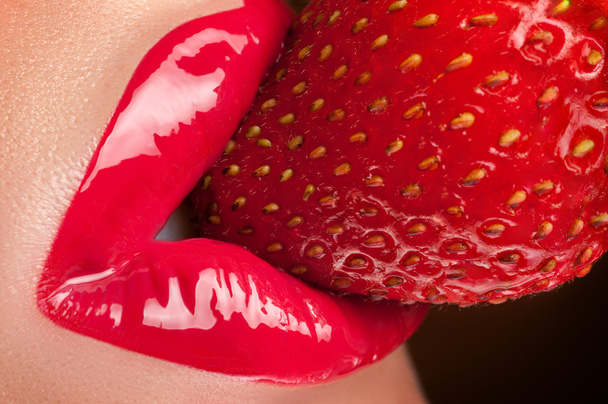 κόκκινα χείλη με φράουλα. - Φωτογραφία, εικόνα