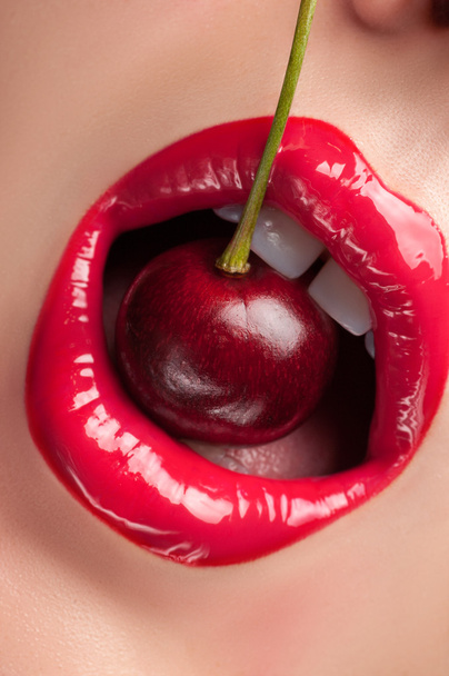 Lábios vermelhos com uma cereja
. - Foto, Imagem