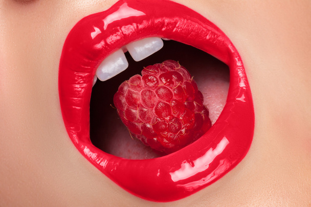 Rote Lippen mit Himbeere. - Foto, Bild