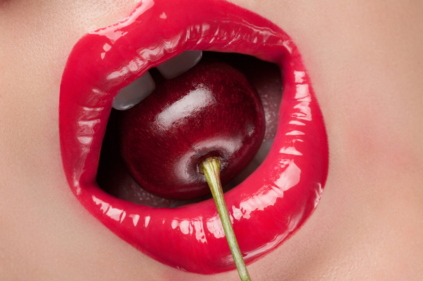 lèvres rouges avec une cerise
. - Photo, image