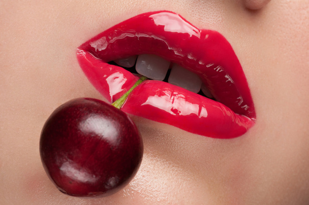 Lábios vermelhos com uma cereja
. - Foto, Imagem