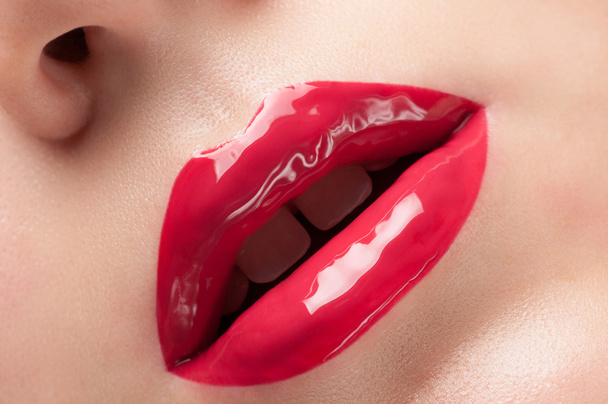 Gros plan sur les lèvres rouges
. - Photo, image