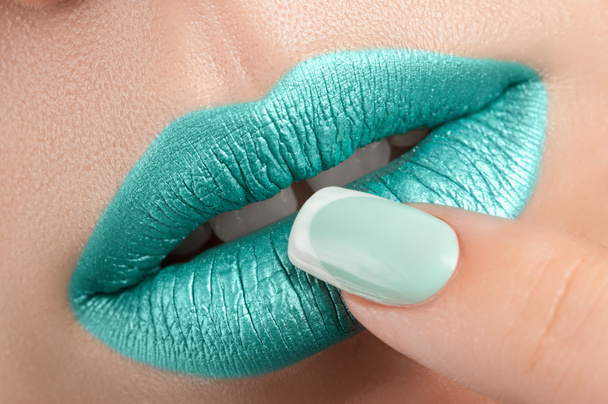 Lippen close-up en manicure. - Foto, afbeelding