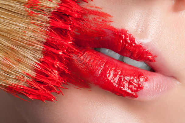Los labios rojos con bayas
 - Foto, imagen