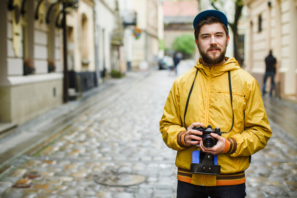 Hipster στο δρόμο κοιτάζοντας την κάμερα - Φωτογραφία, εικόνα