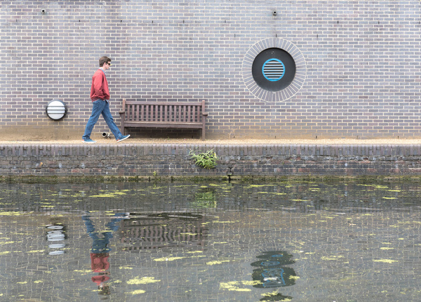 Mann läuft am Kanal entlang - Foto, Bild