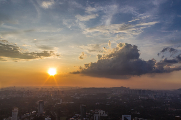 auringonlaskun pilvet Kuala Lumpurin keskustan yllä
 - Valokuva, kuva