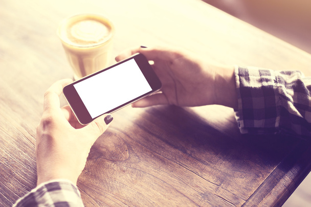 Девушка с сотовым телефоном и чашкой кофе
 - Фото, изображение