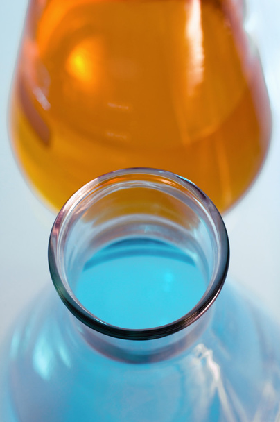 Dois frascos com cores líquidas
 - Foto, Imagem