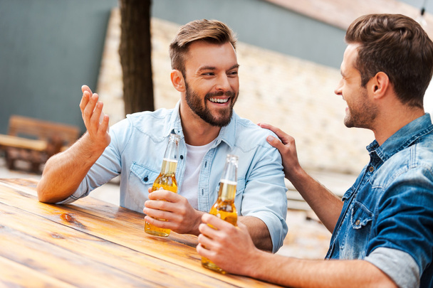 młodzi mężczyźni trzymając butelki z piwem - Zdjęcie, obraz