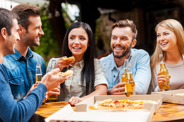 people eating pizza and drinking beer - Φωτογραφία, εικόνα