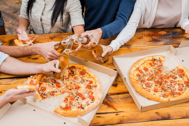 people holding beer and eating pizza - Foto, Imagen