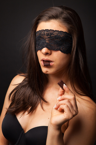 Hermosa mujer sexy con lencería negra y venda para los ojos
 - Foto, imagen