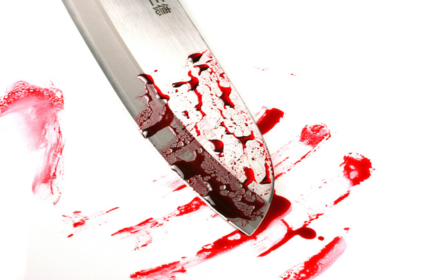 Hoja de cuchillo con gotas de sangre
 - Foto, imagen