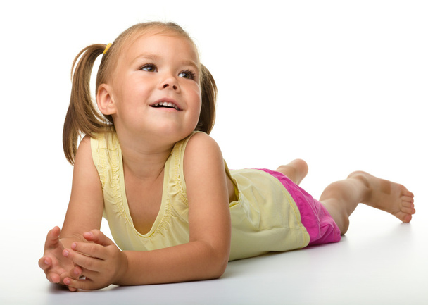 Porträt eines glücklichen kleinen Mädchens - Foto, Bild