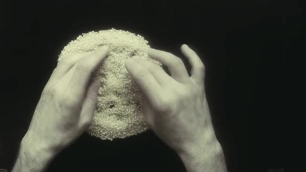 穀物、レトロ、ヴィンテージのテーブルの上の人間の手で作られたシンボル ヒッピー - 映像、動画