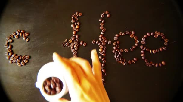 la inscripción CAFÉ hecho por las mujeres en la mesa de granos de café Robusta y tazas
, - Metraje, vídeo