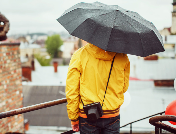 junger Mann mit Regenschirm - Foto, Bild
