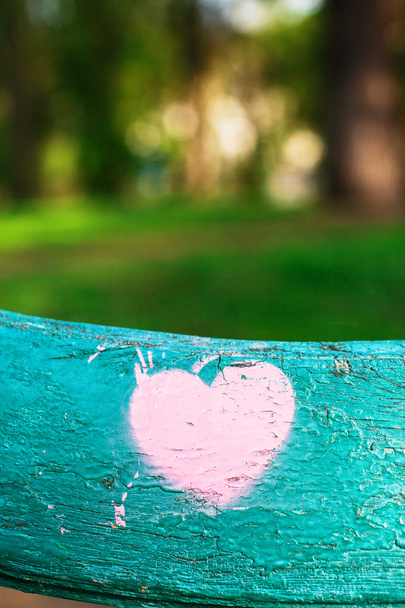 corazón rosa sobre una superficie de madera
 - Foto, Imagen